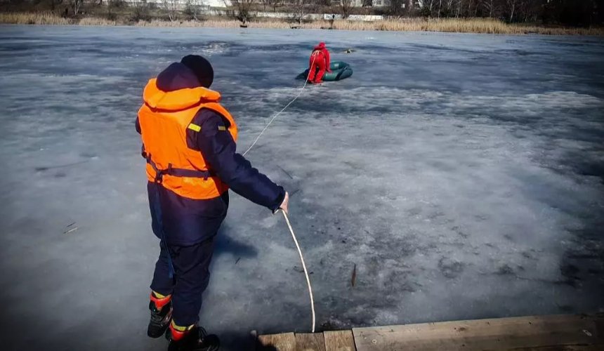 У Білій Церкві надзвичайники витягли собаку з крижаної пастки: фото