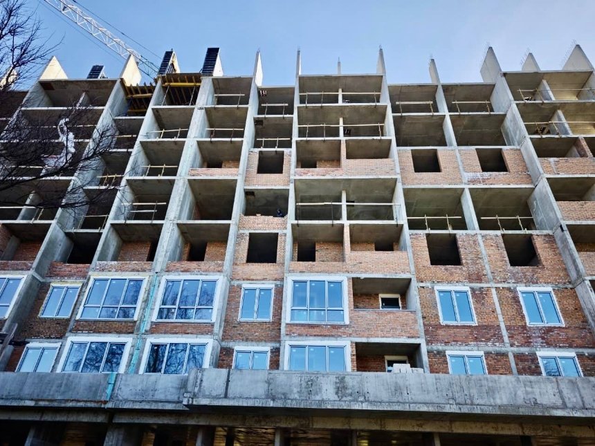 На&nbsp;Київщині на місці зруйнованої ракетою п’ятиповерхівки зводять новий будинок