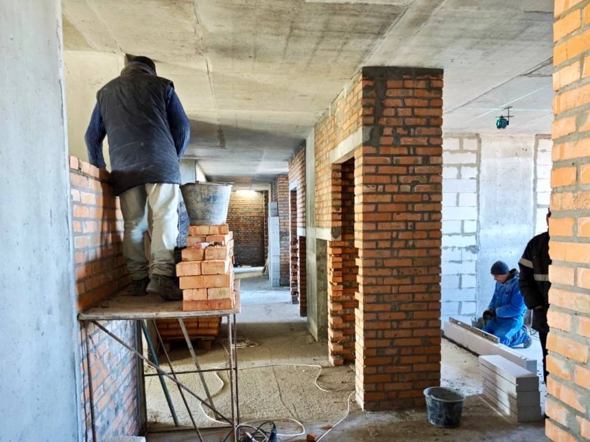 На&nbsp;Київщині на місці зруйнованої ракетою п’ятиповерхівки зводять новий будинок