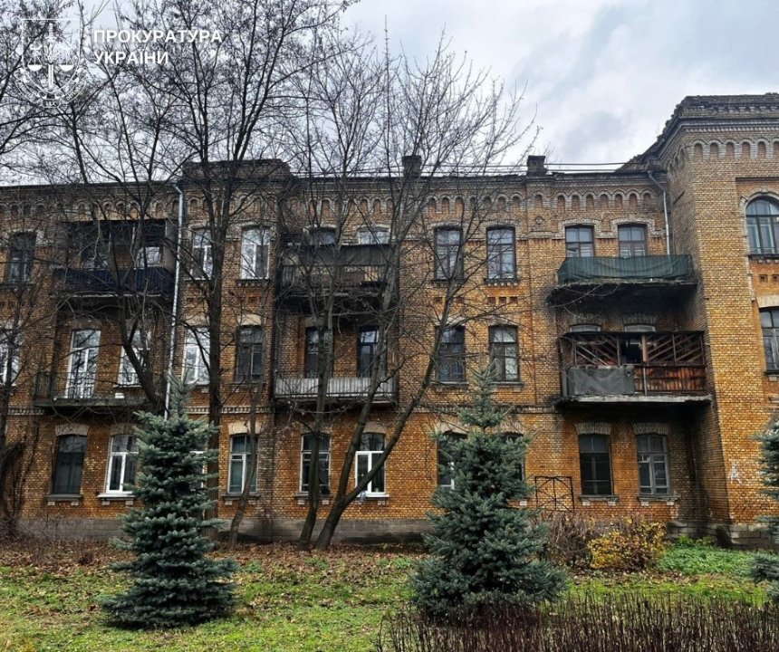 Прокуратура вимагає відремонтувати будинок офіцерів на Солом’янці