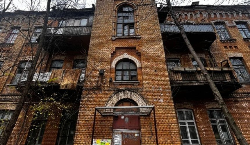 Прокуратура вимагає відремонтувати будинок офіцерів на Солом’янці: пам’ятка заростає грибком
