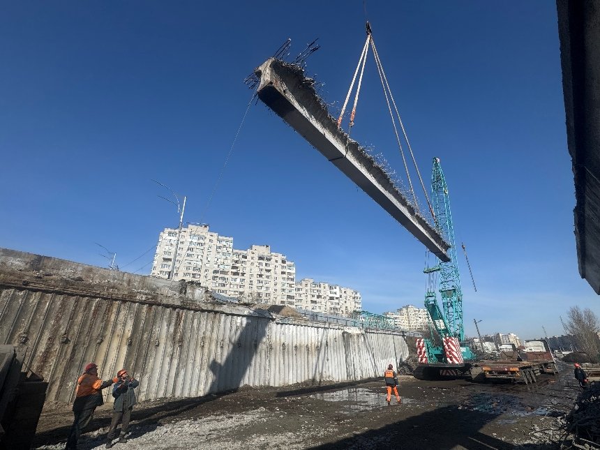 На Троєщині капітально оновлюють шляхопровід на вулиці Рейгана