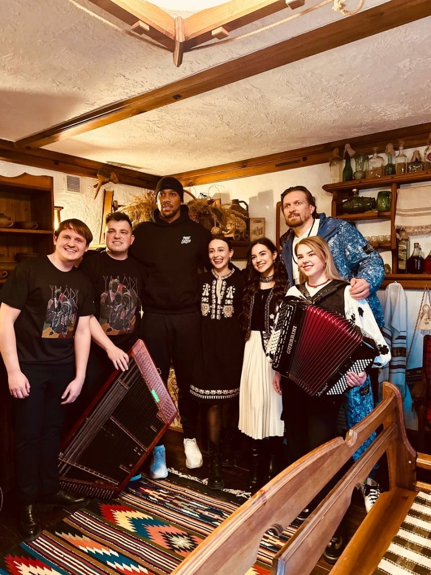 Олександр Усик провів екскурсію Києвом для Ентоні Джошуа