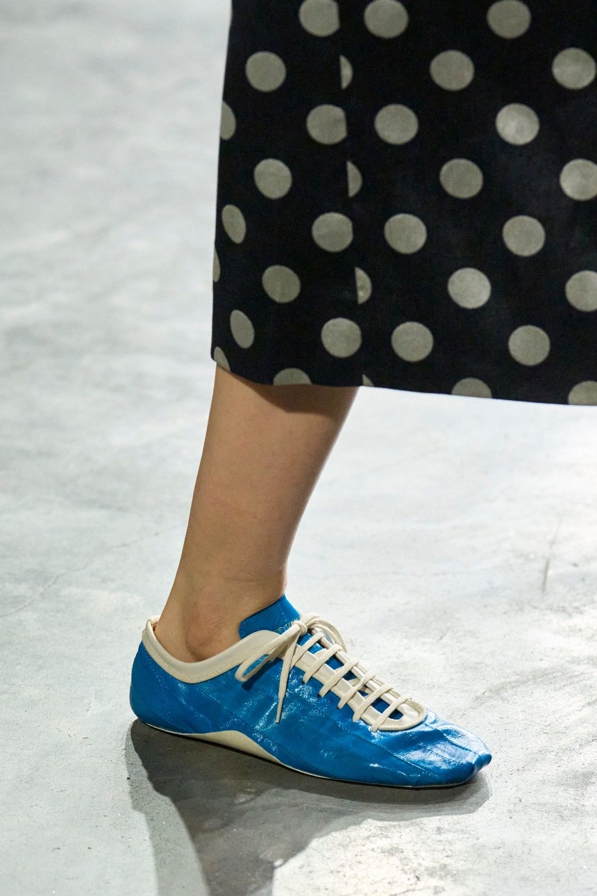 Трендове взуття для чоловіків та жінок весни 2026 року