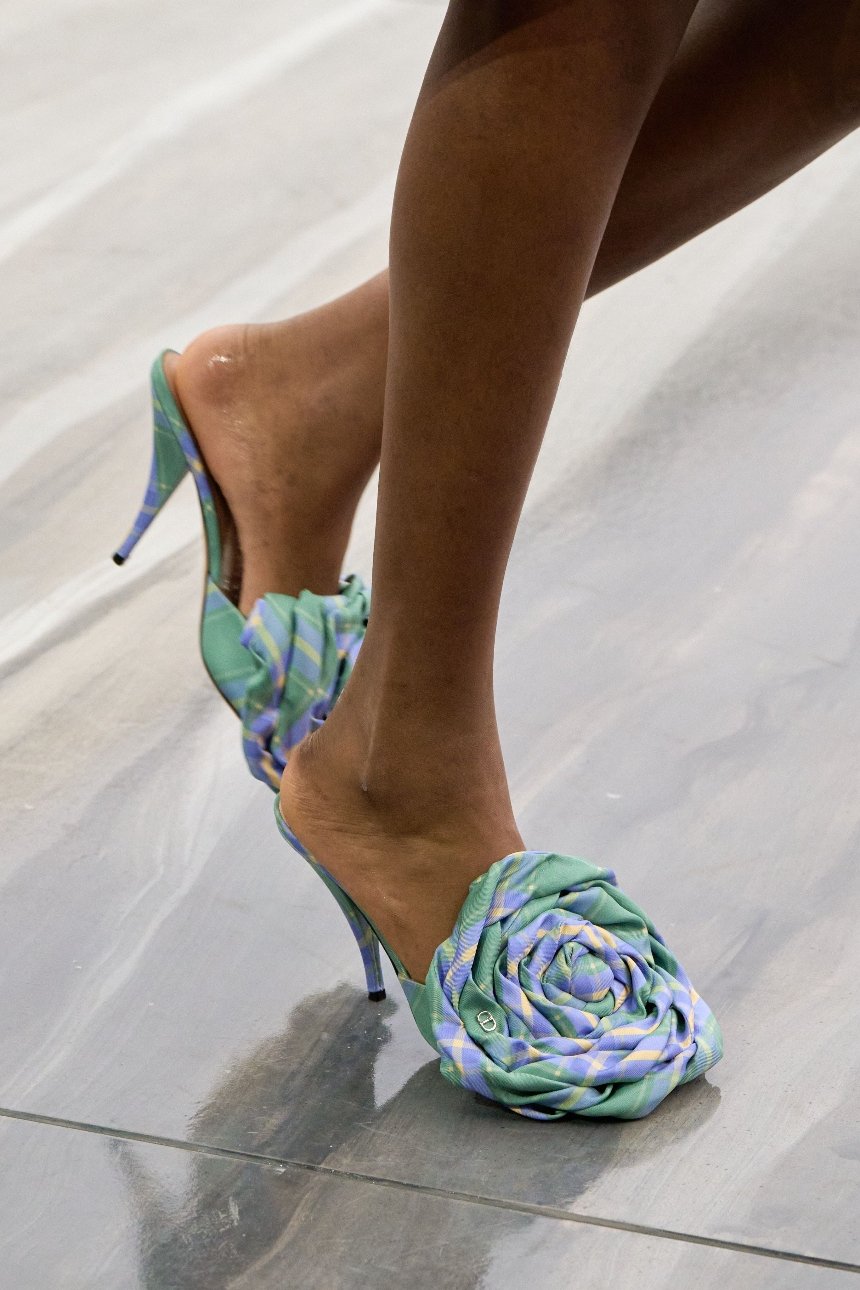 Трендове взуття для чоловіків та жінок весни 2026 року