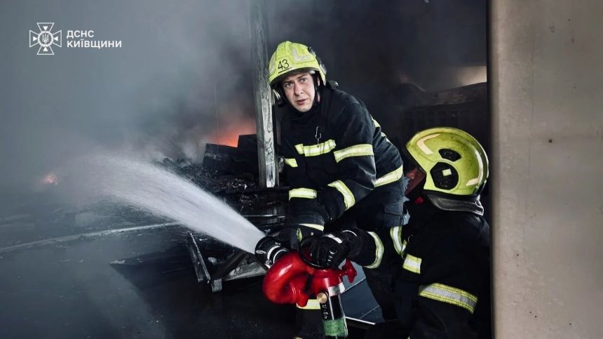 Рятувальники загасили масштабну пожежу на Київщині