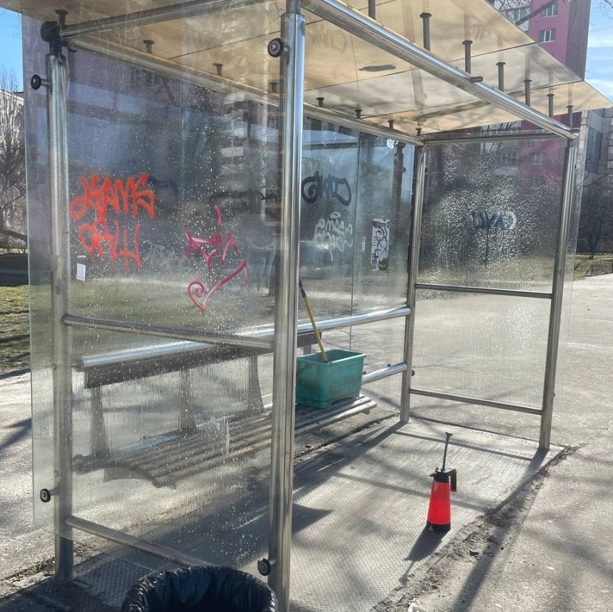 У Києві відмили понад 100 скляних зупинок