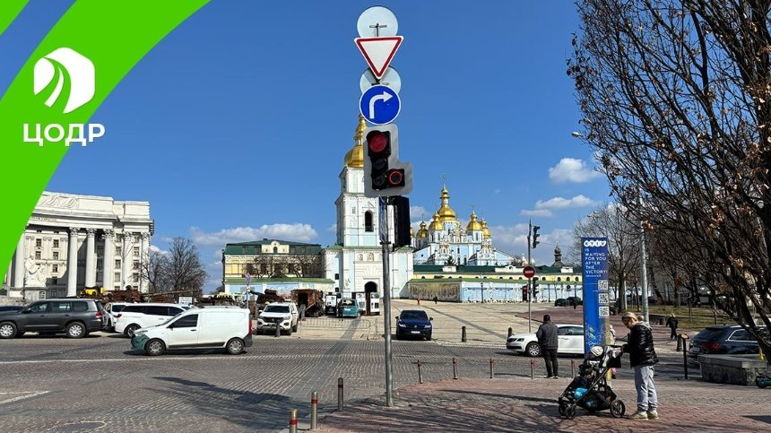 У Києві встановили перший світлофор нового стандарту