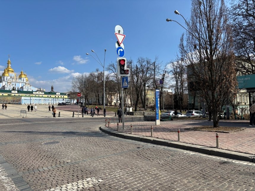 У Києві встановили перший світлофор нового стандарту