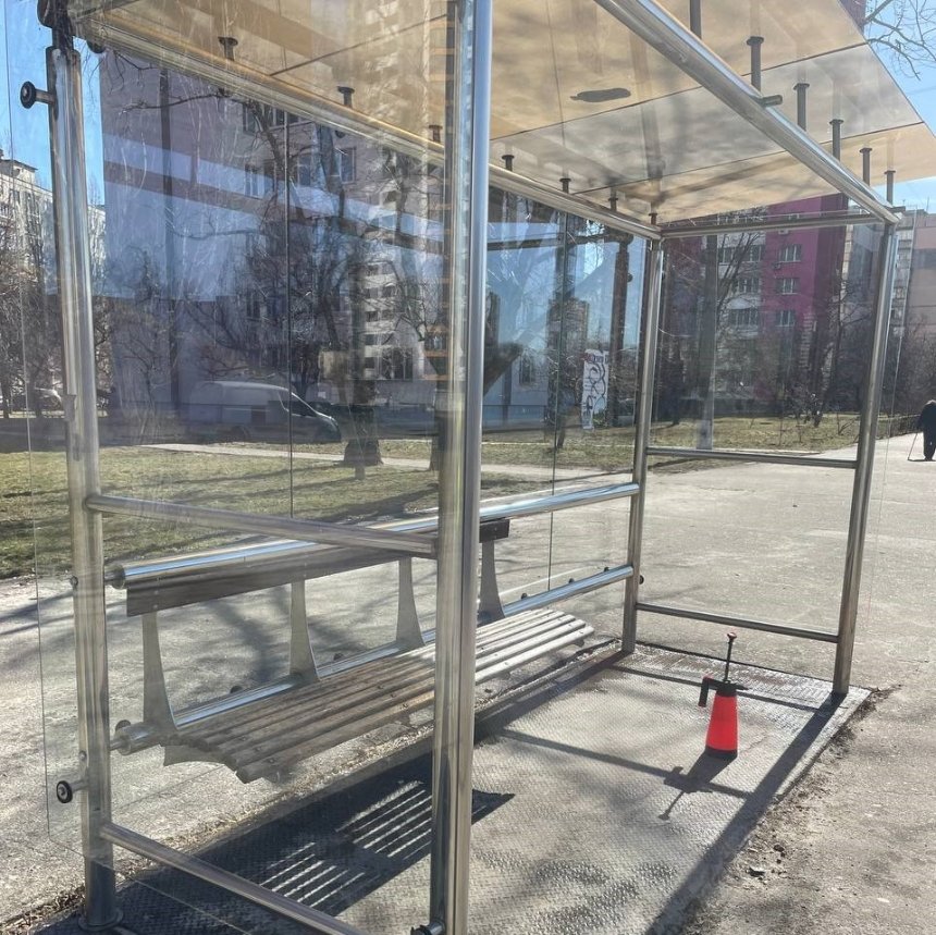У Києві відмили понад 100 скляних зупинок