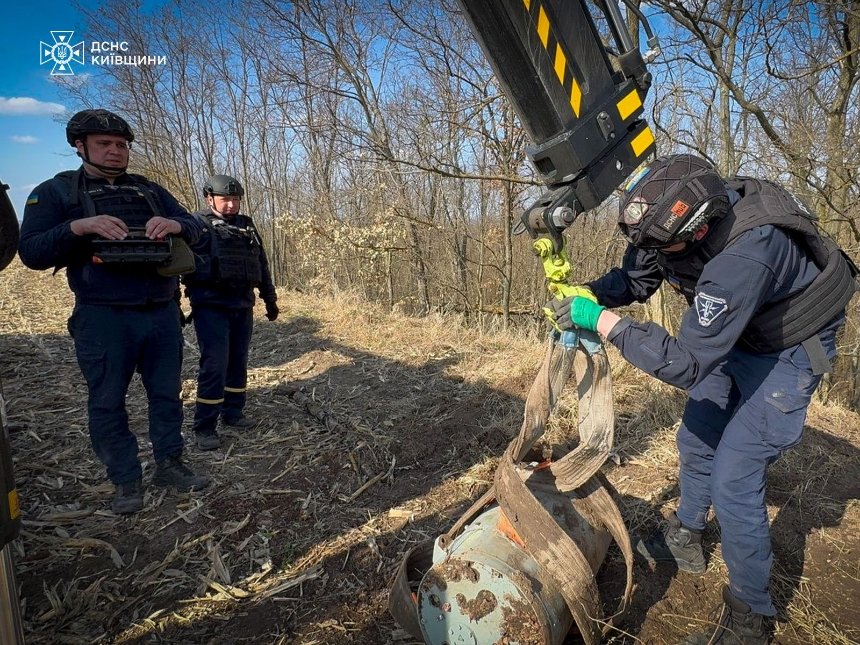Сапери знешкодили на Київщині бойові частини ракети Х-101
