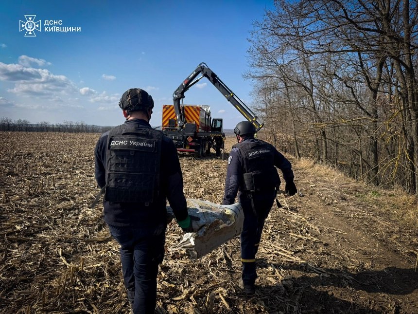 Сапери знешкодили на Київщині бойові частини ракети Х-101