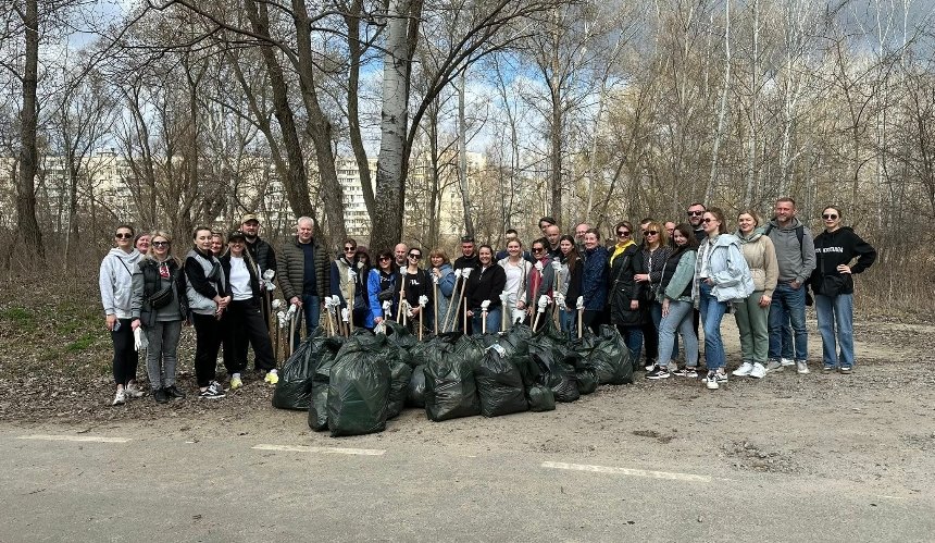 Весняне прибирання Києва: скільки мішків сміття зібрали на Оболоні та Теремках