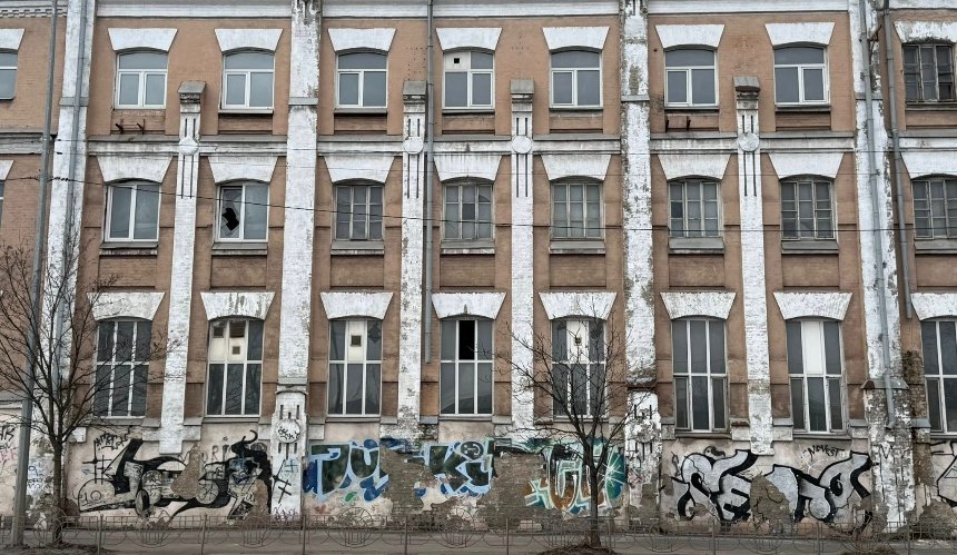 На Подолі розбирають історичний млин 1907 року: фото