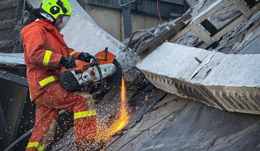 Над прірвою: як верхолази Київщини розбирають завали після ворожих атак