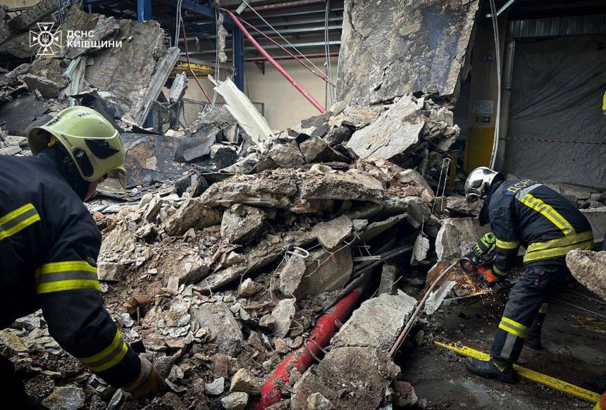 Як верхолази Київщини розбирають завали після ворожих атак Як верхолази Київщини розбирають завали після ворожих атак