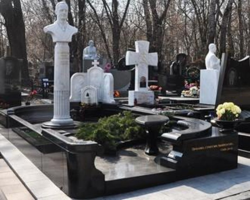 НЕвечная память: фоторепортаж с самого элитного кладбища Киева