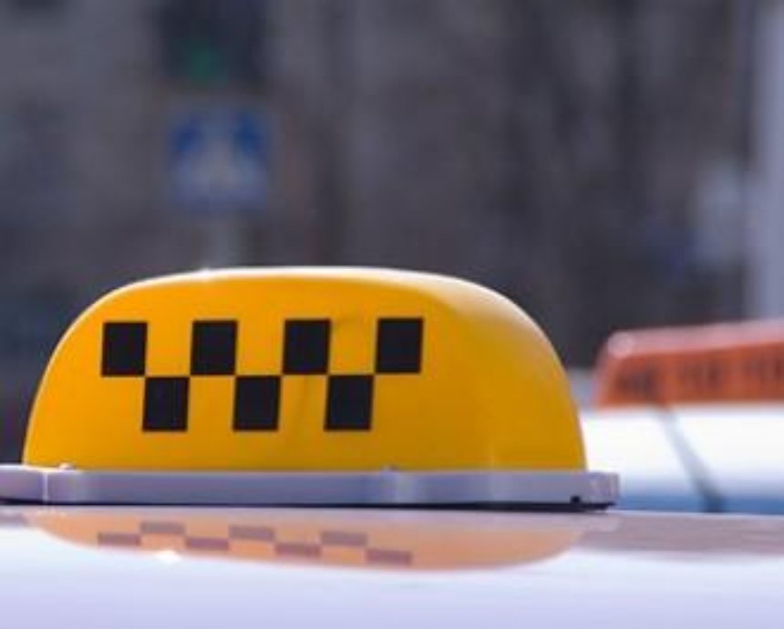 Почти все такси Киева работают нелегально