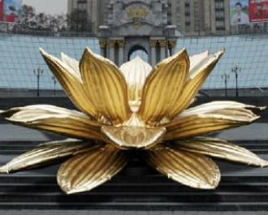 На Майдане Независимости установили «Золотой лотос»