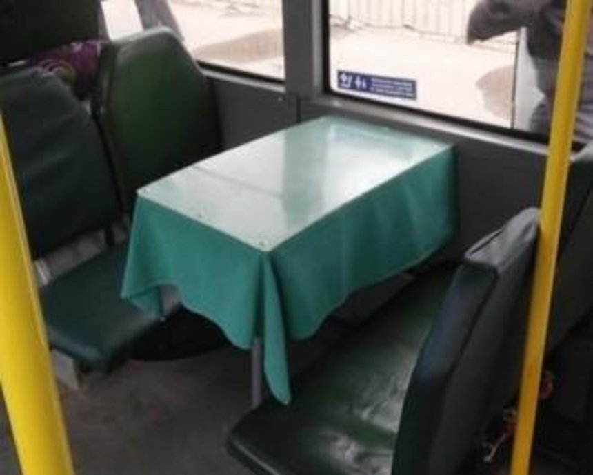 В "Киевпасстрансе" объяснили, зачем поставили столик в троллейбус