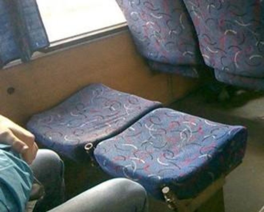 Киевские "Богданы" перевозят пассажиров на сиденьях без спинок