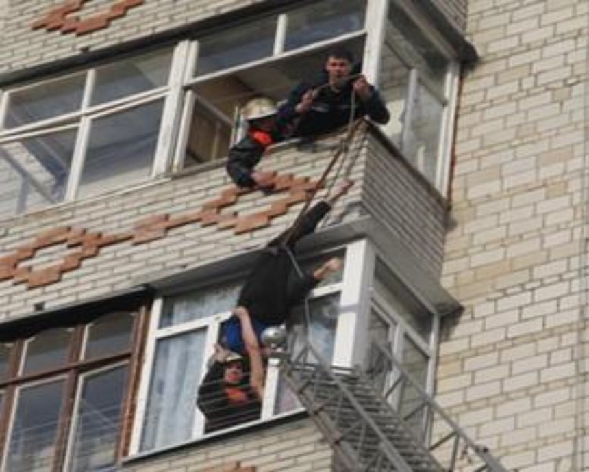 Неудачное самоубийство: во время прыжка из окна женщина запуталась в проводах