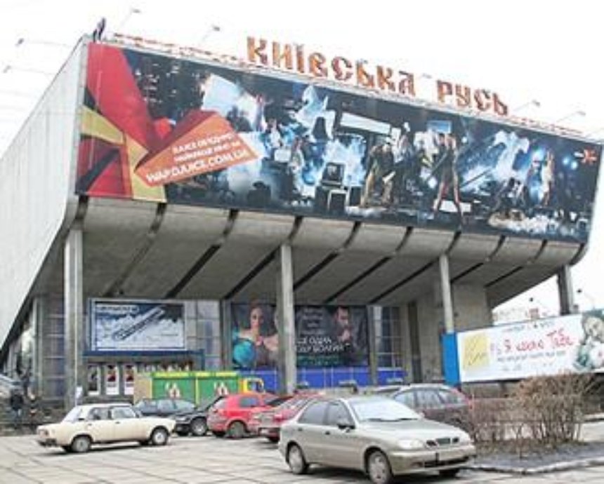 В Киеве молодчики сломали в кинотеатре самый большой экран Украины