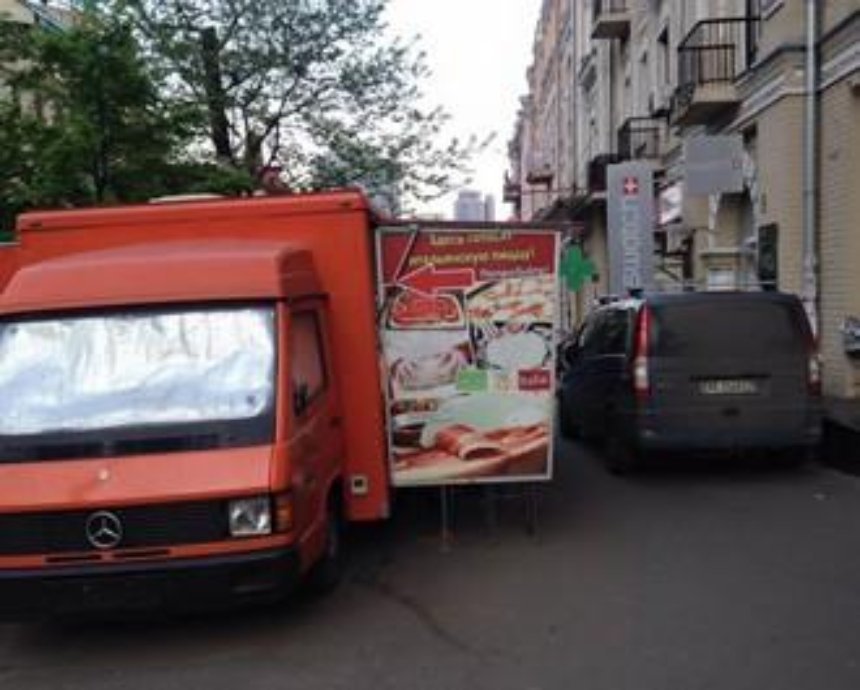 На тротуаре в центре Киева машины паркуются в два ряда