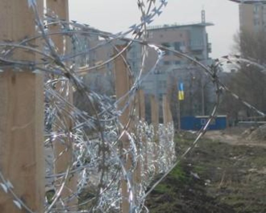 В Киеве скандальную стройку обнесли колючей проволокой (фото)