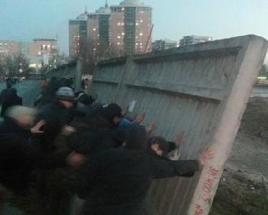 В ходе акции против новостройки в Днепровском районе Киева ранен милиционер (фото)