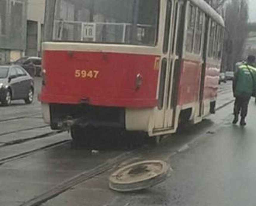 У трамвая на ходу отпало колесо