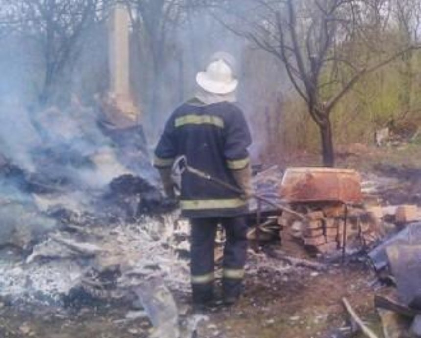 На Киевщине молния сожгла дом