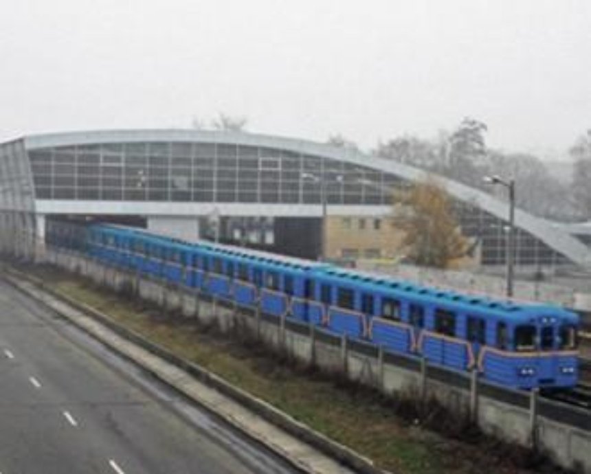 Станцию метро "Дарница" в Киеве закрыли из-за сообщения о минирования