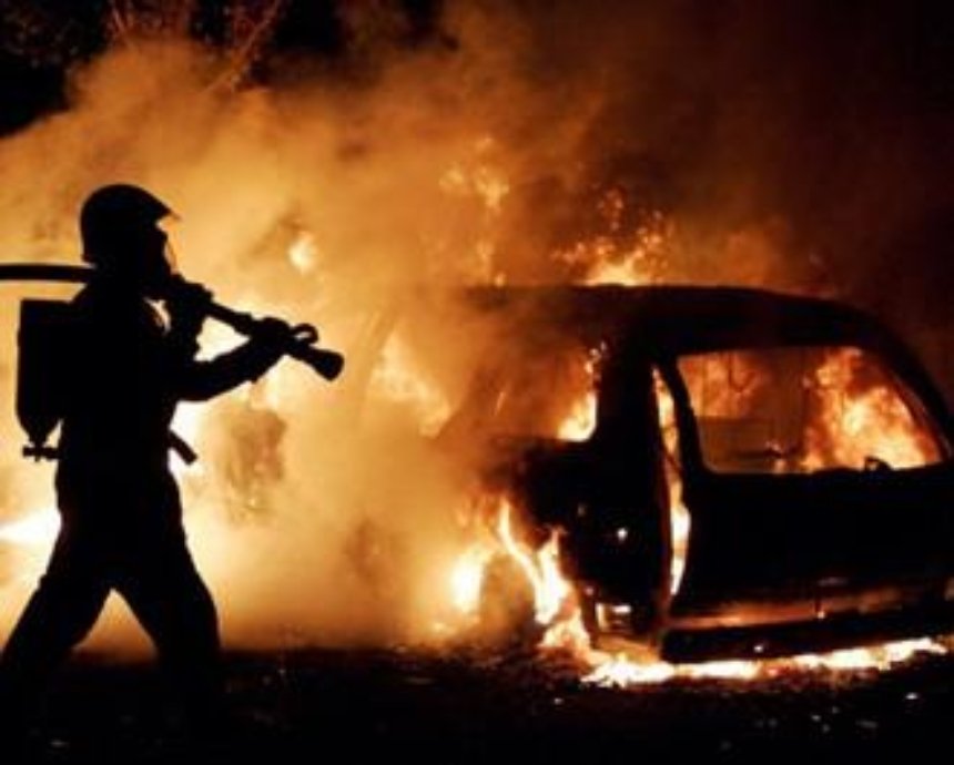В Киеве за ночь сгорели сразу 10 машин (видео)