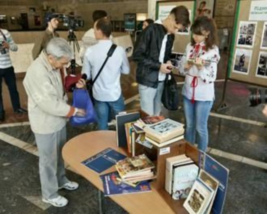 В киевском метро появились места для бесплатного обмена книгами