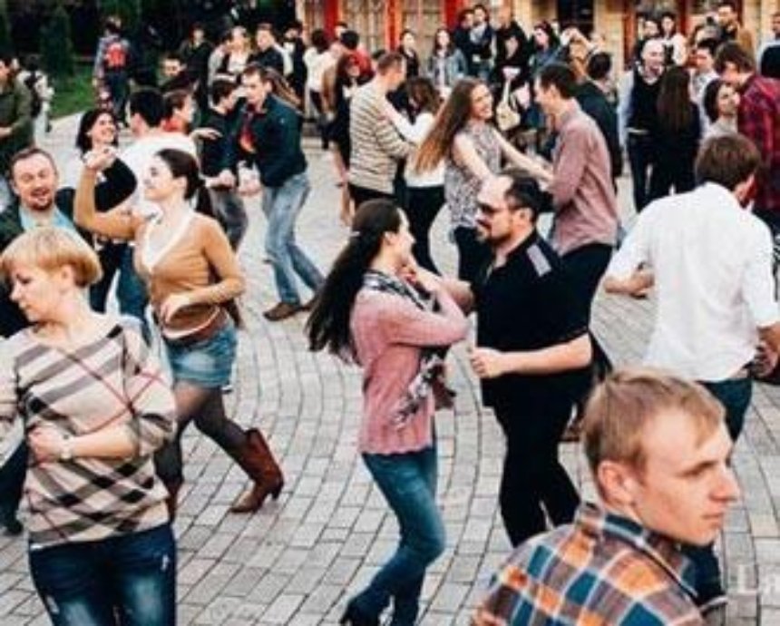 В парке Шевченко стартуют бесплатные мастер-классы латинских танцев (фото)