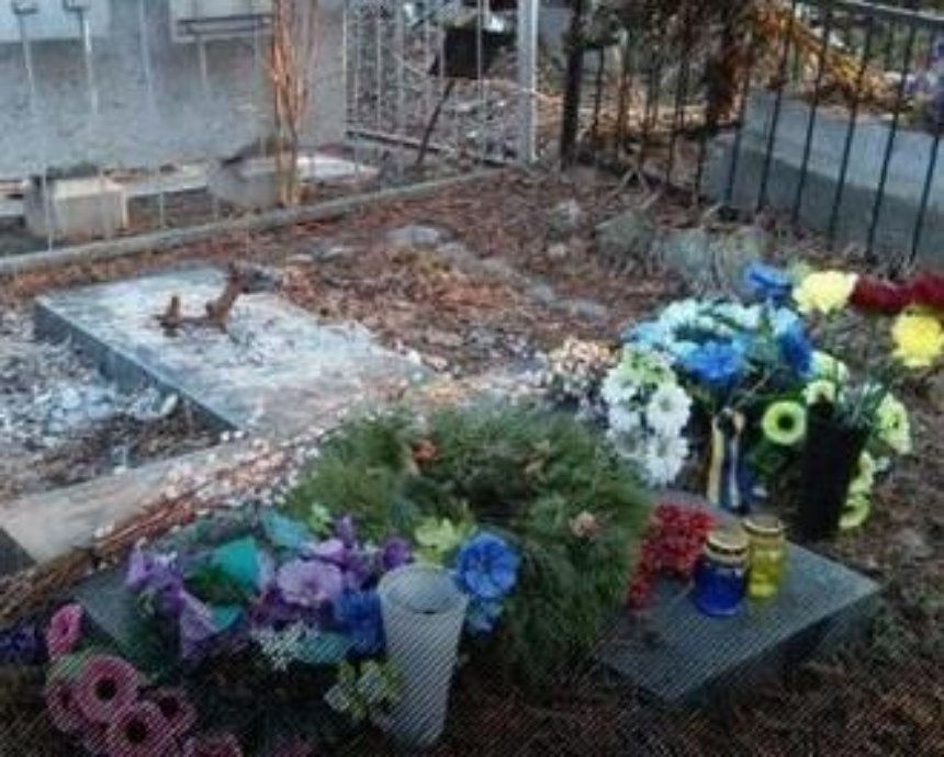 В Киеве задержали вандалов, укравших памятник с могилы писателя