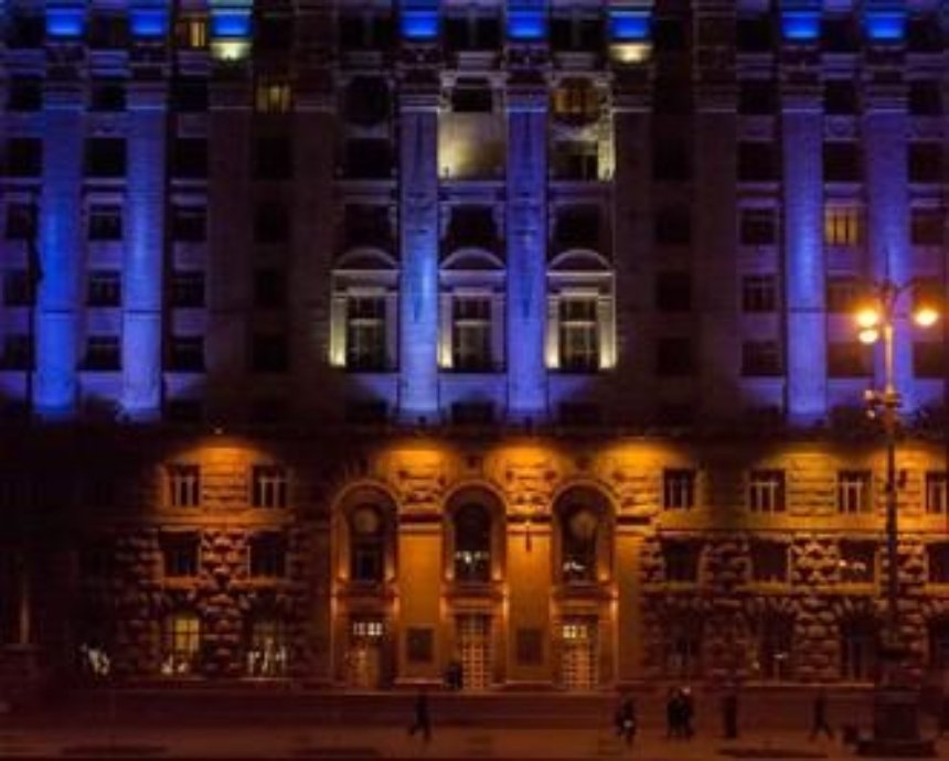 Здание мэрии Киева по вечерам становится сине-желтым