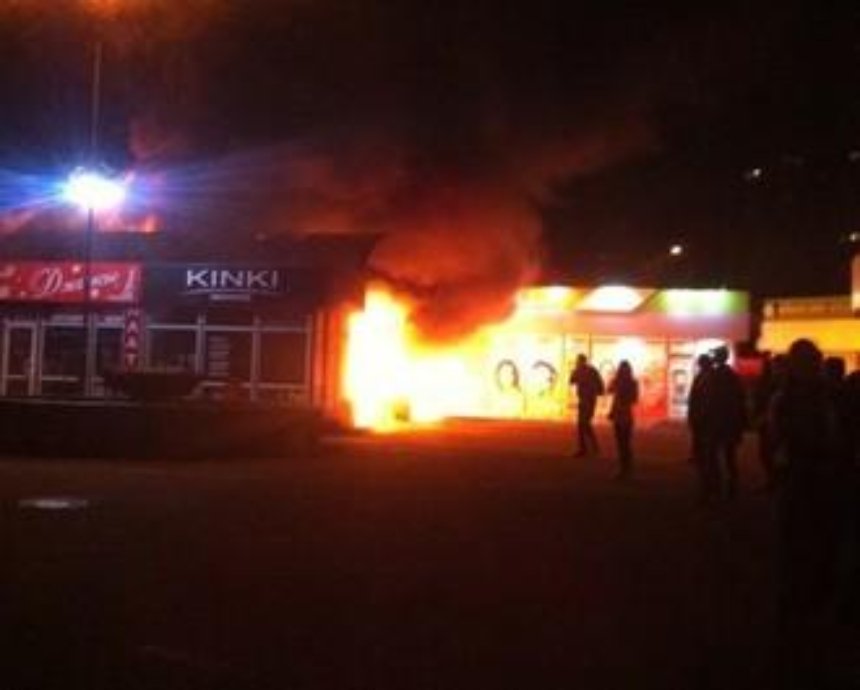 Сильный пожар на Позняках: горели киоски и магазины (фото,видео)