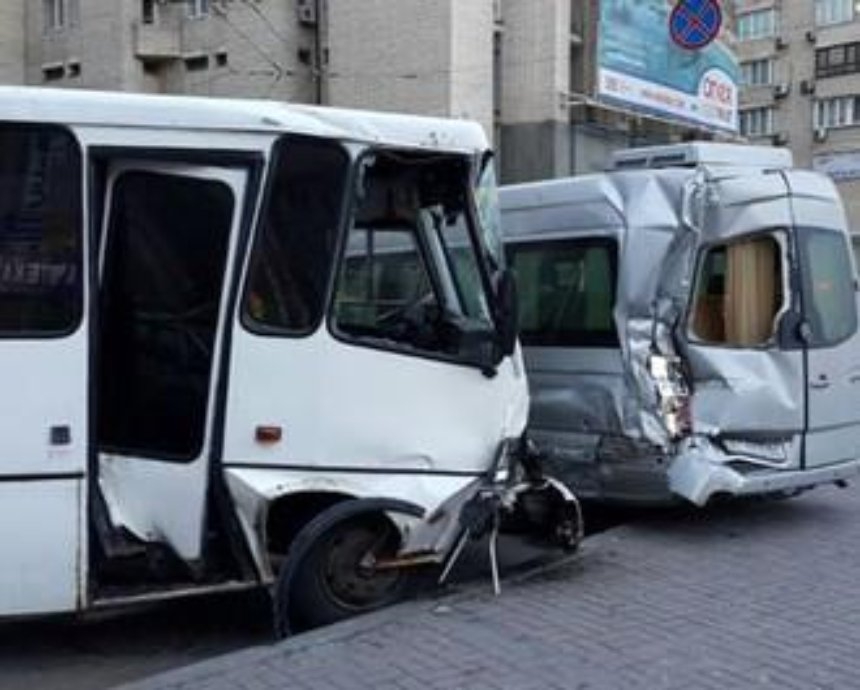 На Майдане милицейский автобус врезался в две иномарки (фото)