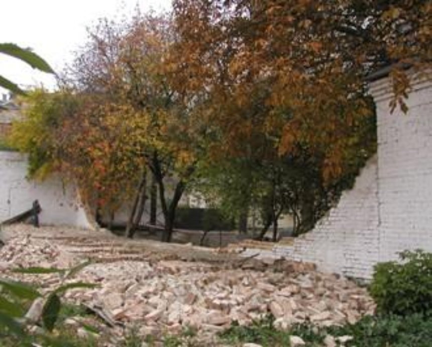 В Софии Киевской начали восстанавливать упавшую стену