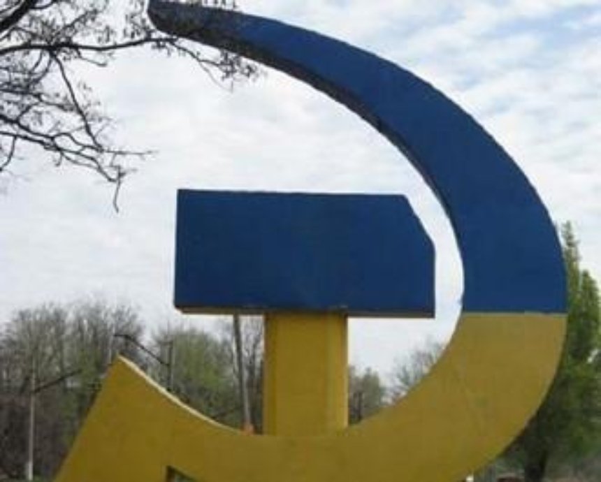 В Киеве хотят избавиться от изображений Ленина и эмблем "Серп и молот"