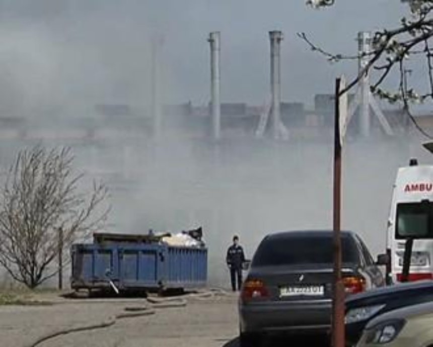 В Киеве занялся пожар на территории речного порта (видео)
