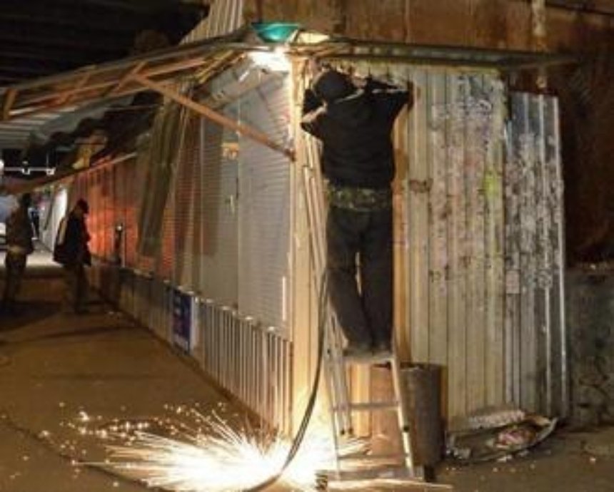 В Киеве возле метро "Святошино" за ночь демонтировали 80 незаконных киосков
