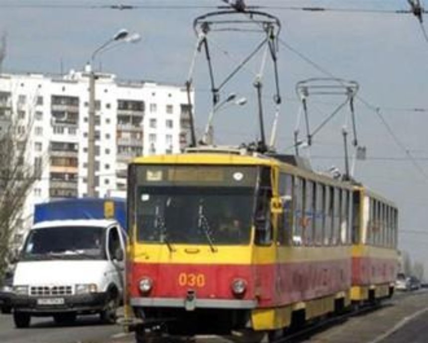 В Киеве трамвай въехал в грузовик, перевозивший хлеб