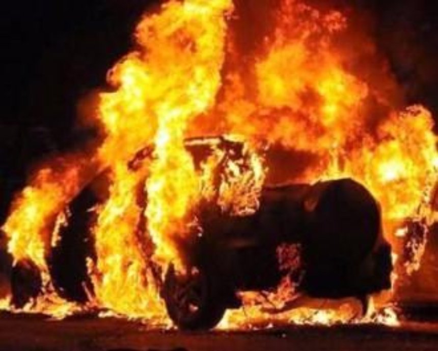 В столице парковщик спас водителя из горящего авто