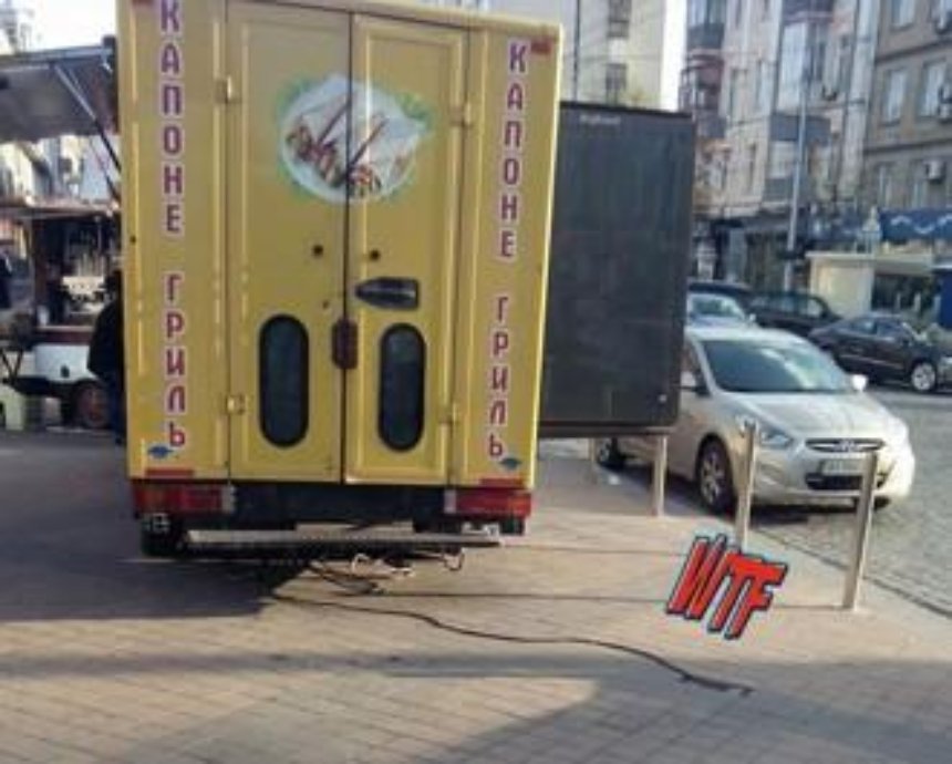 В Киеве киоски "добывают" электричество "из-под земли" (фото)