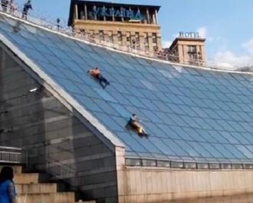На Майдане экстремалы скатились по стене "Глобуса" (видео)