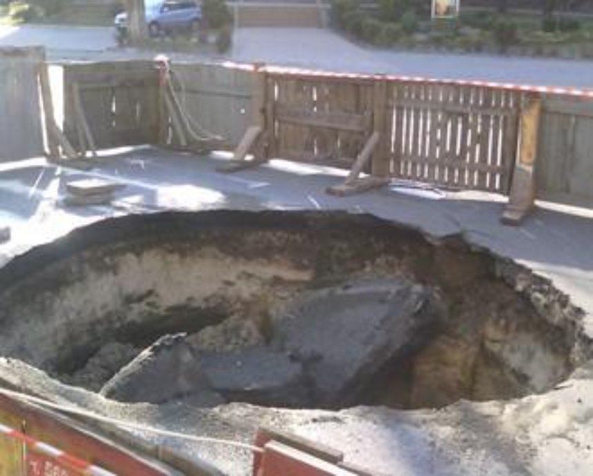 В Киеве на Голосеевской прорвало канализационный коллектор, провалился асфальт (фото)
