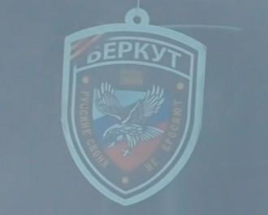 Украинский сотрудник МВД разъезжает на автомобиле с сепаратисткой символикой (видео)